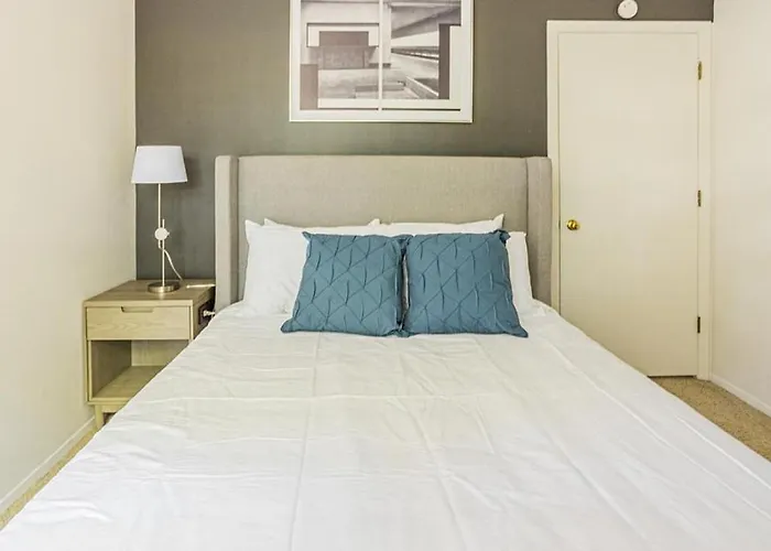 Апартаменты Landing Modern With Amazing Amenities Buffalo Grove